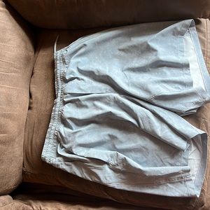 Men’s light blue Lululemon pacebreaker 5 inch inseam shorts lined